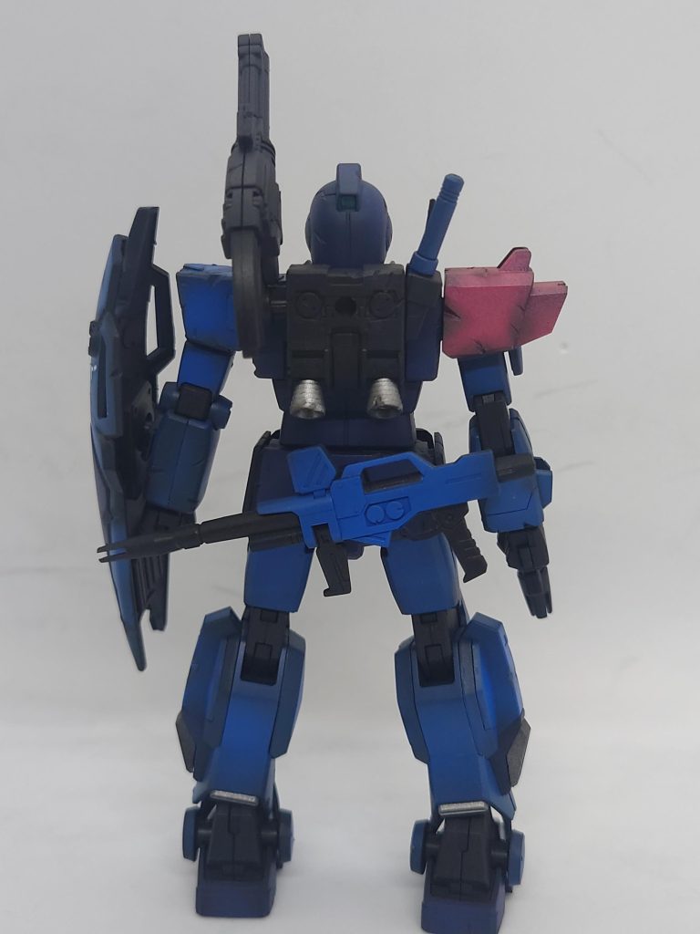 背面3号機のビーム・ライフルを腰に装着。手持ちのビームスプレーガンが弾切れになるとビーム・ライフルに持ち替えてそのまま継戦。