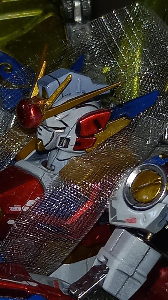 ちょっと写真暗いですが顔面アップ天照イメージなので角に胸部クリア丸パーツをいい具合に切ってパールプレミアムレッド塗装し貼り付け(ダイターンではないですw)耳？はマスキング頑張って赤、青、金に塗り分け