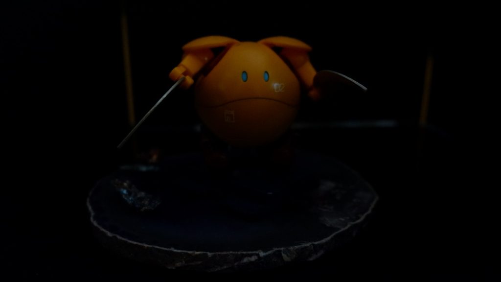 暗闇からあなたを見ているザクレロハロ(gundam-kao5)