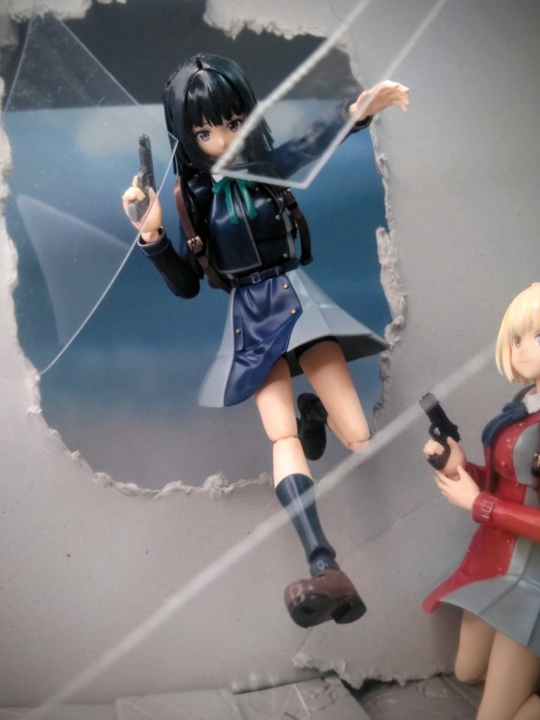 はい、元ネタ『ガラスを蹴り破って侵入です‼️』