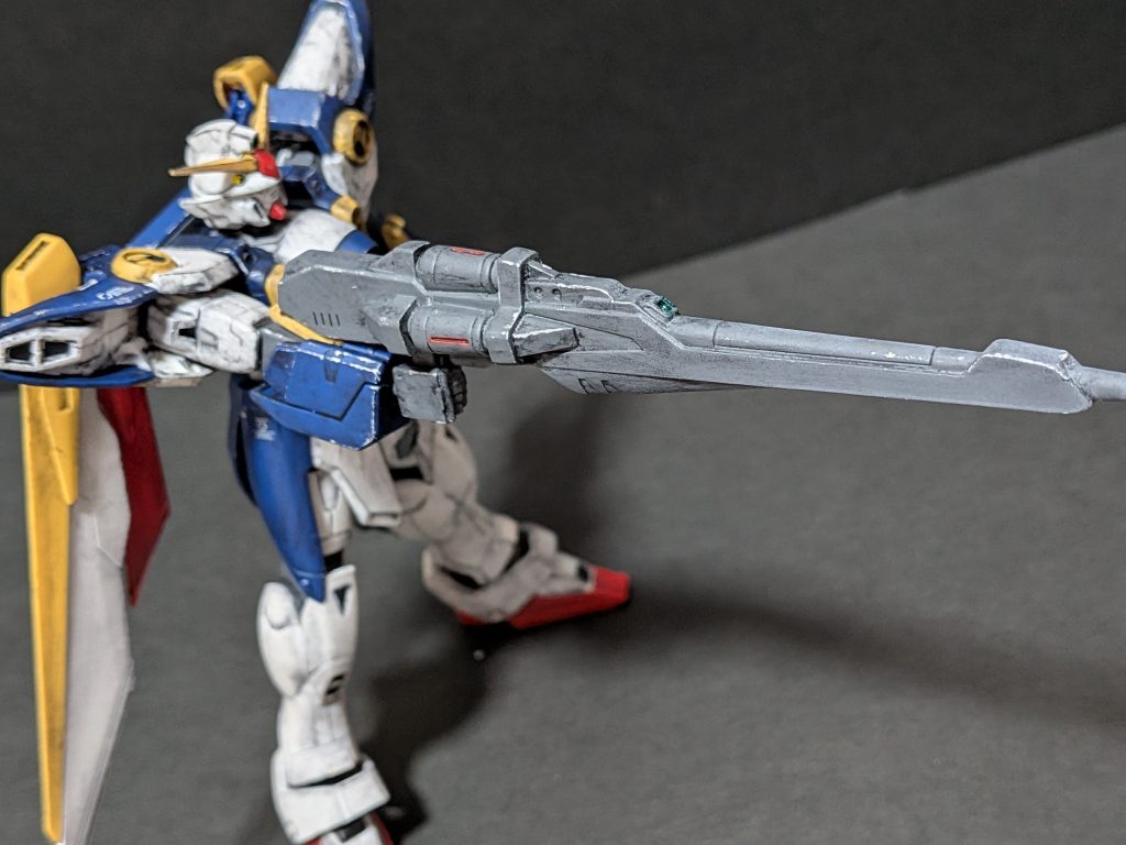 バスターライフルは合わせ目消してグレー系（正確な名前忘れました;）で塗装しました。カートリッジの溝はメタリックレッドで塗装。