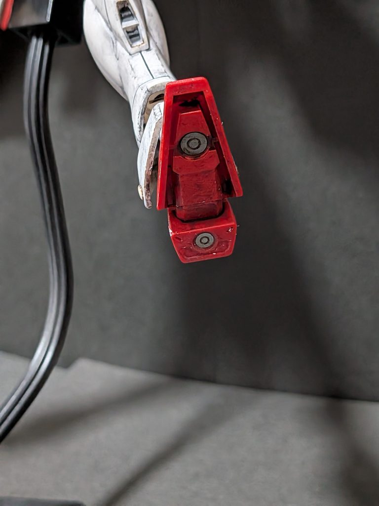 足裏見えなくなりますがエッチングパーツを接着しました。