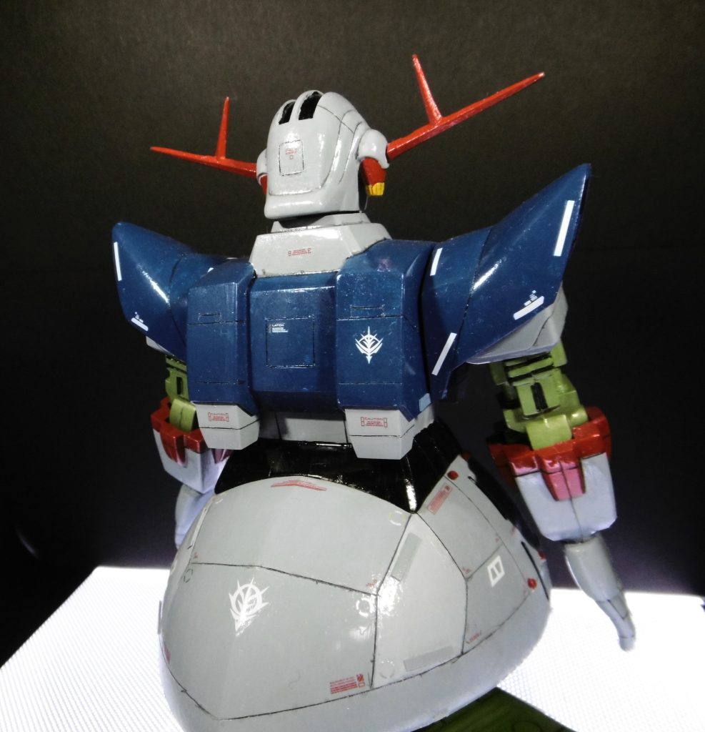 スジボリとパネルの塗分けを練習のつもりでスカートに施しましたが、もうひとつの出来になっております(zaku-kao4)