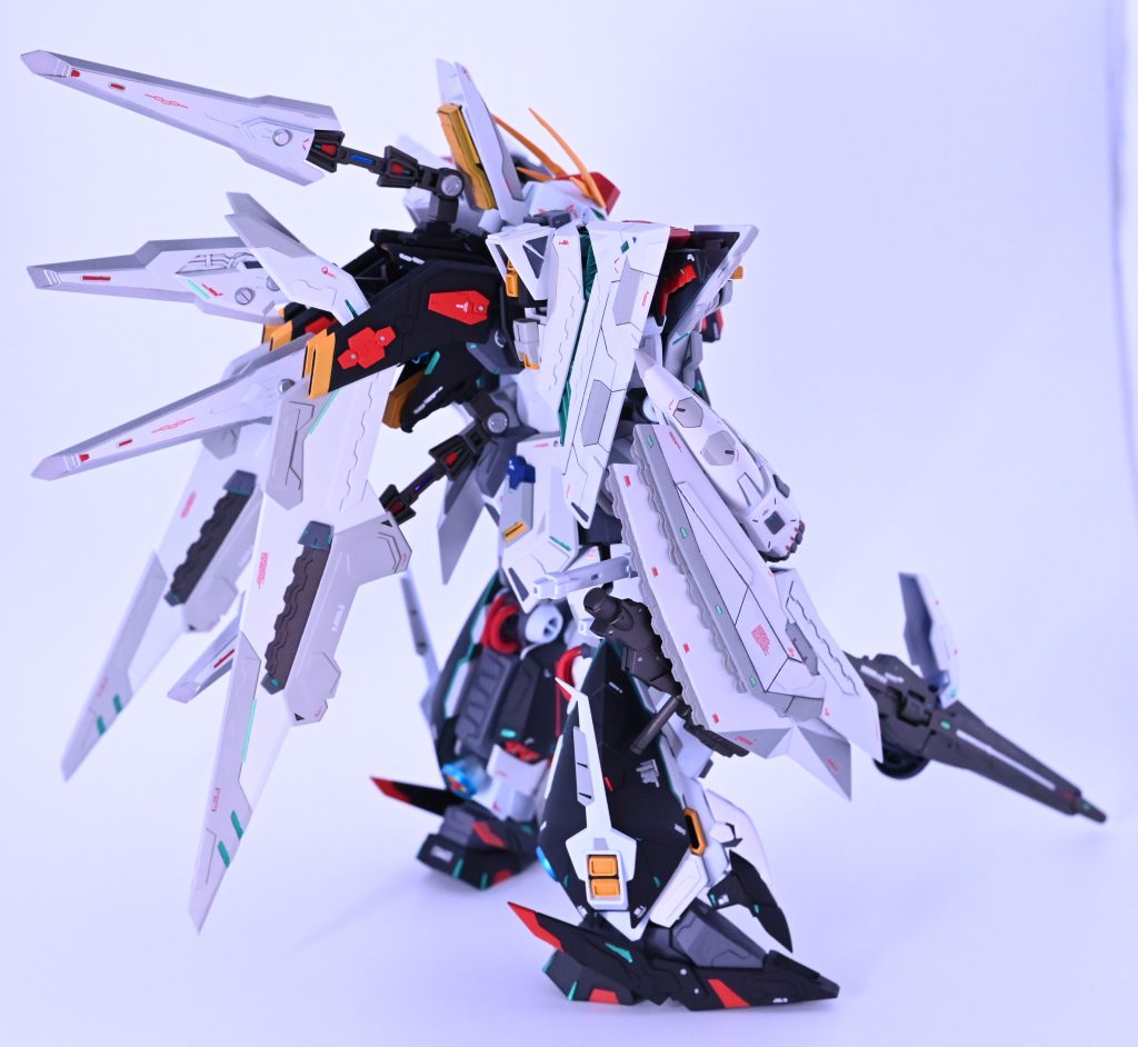 膝裏にはメッシュパイプを装着 バインダーガンをソードファンネル風に射出できるイメージで4門装着しています