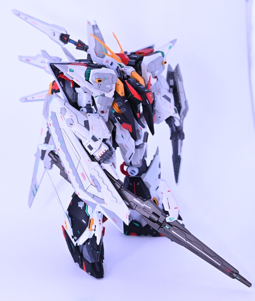 メイン武装はテルティムアームズのメガビームライフルにゼルトザームアームズのパーツを組み合わせたものになります 盾のパーツを二枚合わせ、裏側にガトリングガンと肩に装着する筈のビームソードの柄を二つ移植しています