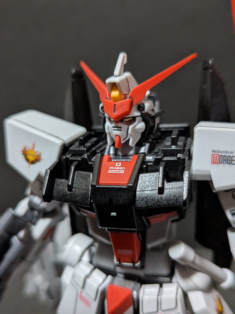 デュアルアイは筆塗装でしています。100均のモデラーマーカーのゴールド、メタリックレッド。