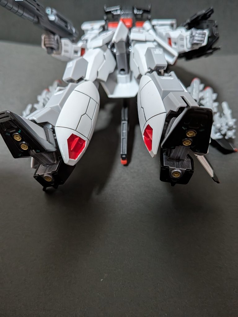 脚の内側のレッドも塗り分けし足裏見えなくなりますがフレームはライトガンメタル、バーニア内部はゴールド、バーニア周りの4つの窪みはメタリックグリーン塗装