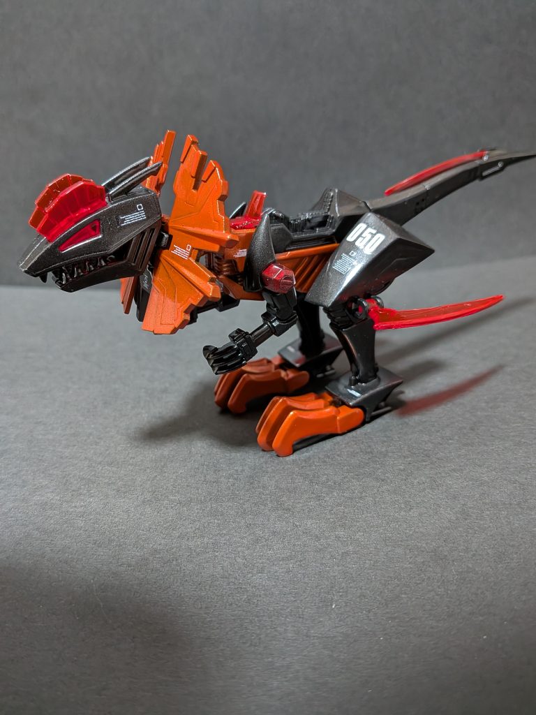 最後に前回言っていた絶版ゾイドのディロフォース完成しました。このゾイドもガイロス帝国最強部隊、鉄竜騎兵団所属（アイゼンドラグーン）後のネオ・ゼネバス帝国のSSゾイドでこのゾイド最高速度300kmで走行し更にデスザウラー、ジェノザウラーと同じように口腔内部に小型荷電粒子砲が搭載されて襟巻き状パーツにはEシールド備え両足側面にレーザーソード、尻尾にテールソード備えており遠近両方対応可能でバランスの取れたゾイドです。