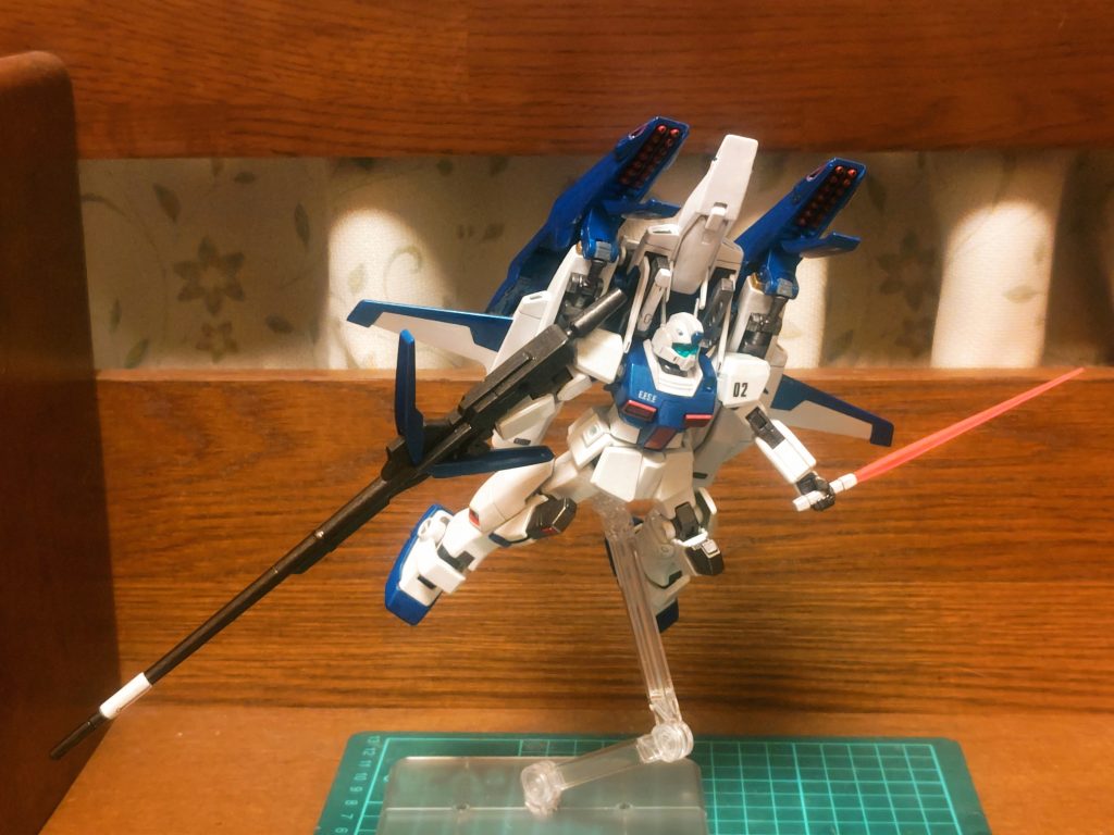 前回はアピールショットをほとんど載せてなかったので、この機にいくつか放出。ビームサーベルを装備し、ミサイルポッドのハッチを開けた状態です。