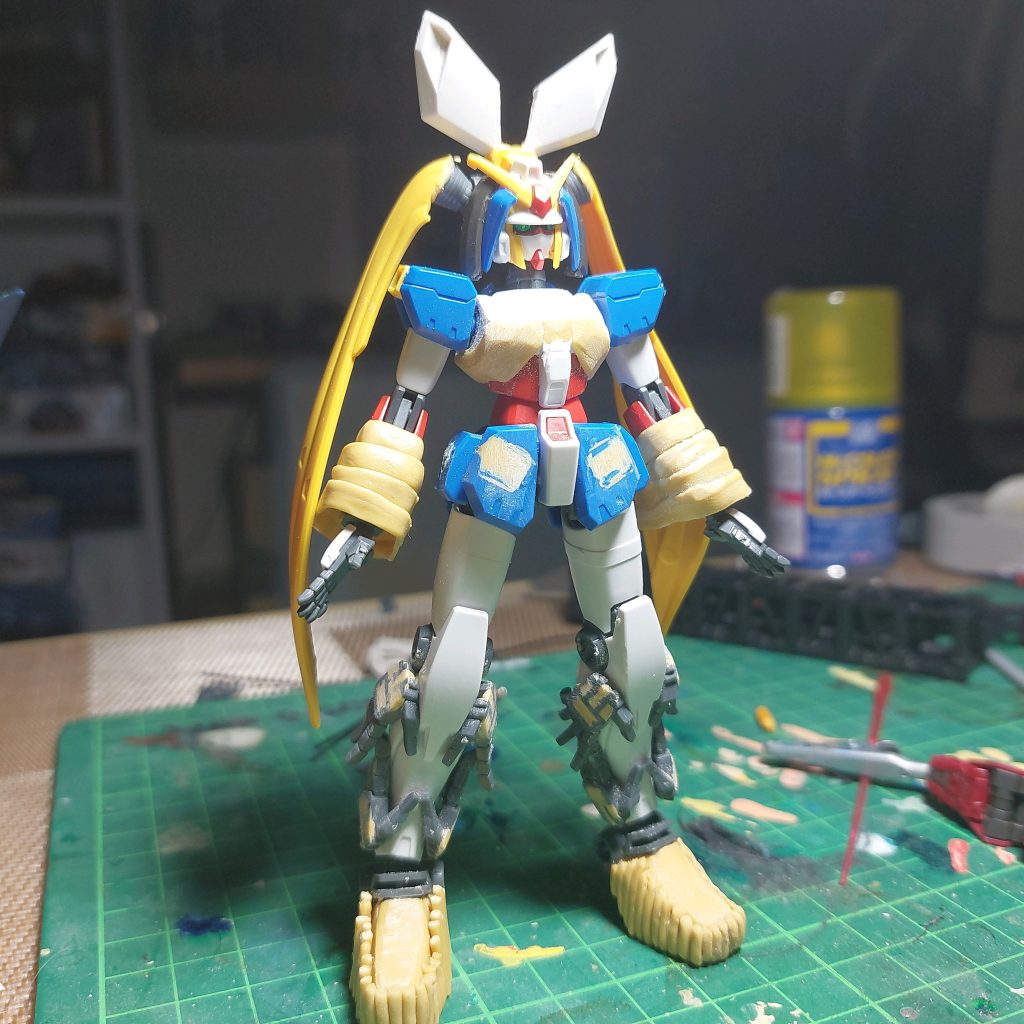 製作途中。初の試みとして胴体部分の接続部をプラ板で数㍉延長。ツインテールはボールジョイントで可動式にして表情をつけられるようにしてます。あと塗装では今回本体部分にガイアノーツの蛍光塗料を使用して、元イラストの不気味に光かがやく姿を再現出来ました。