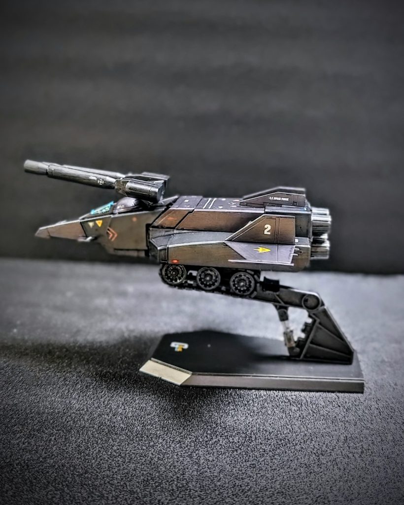 デカールはガンダムデカールの複数種から使用して、大河原さんのイラストをベースにしつつ、多少アレンジして貼っています。台座のガンダムロゴは連邦軍のビルダーズパーツの立体ロゴにするか悩んだのですが、あえてこのほうが当時っぽい雰囲気（ムックも意識して）になるかなと思ってガンダムロゴにしてみました(zaku-kao2)