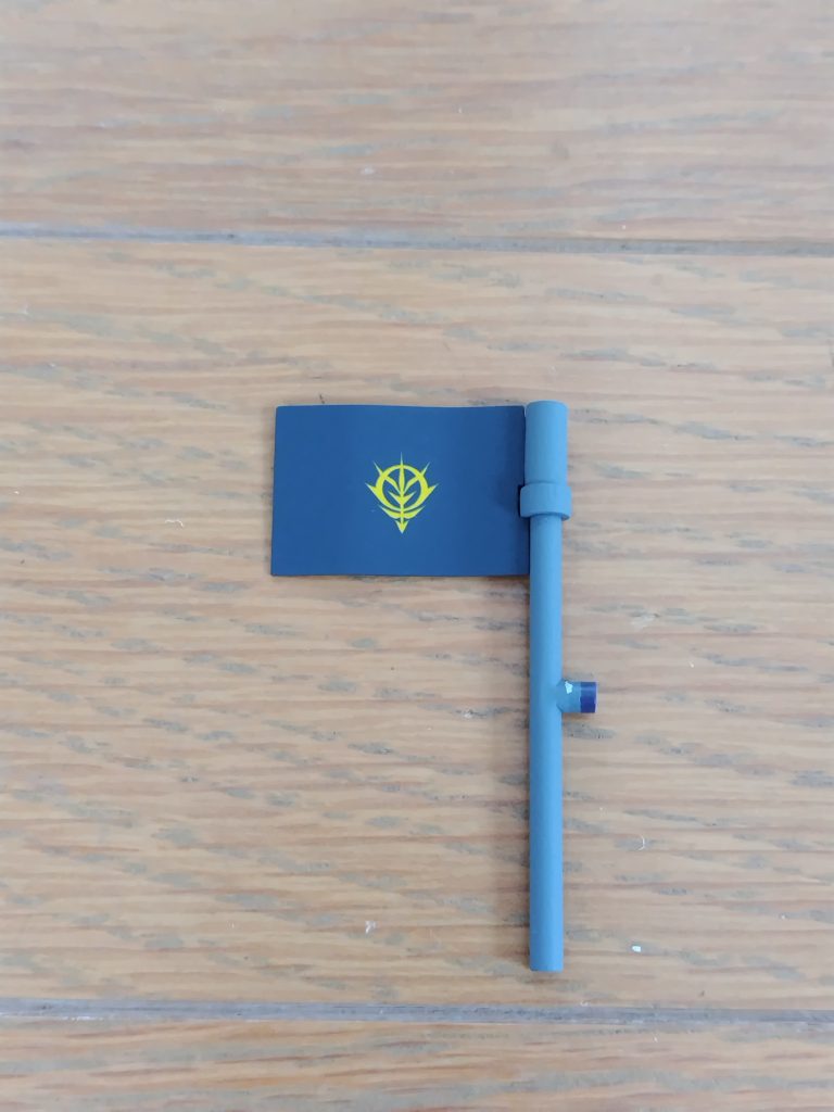 ジオン国旗をセミスクラッチしました。ジャンクになっていたEz-SRの180mmキャノンから砲身の一部を拝借。プラ板とT字ランナーを付けてジオンデカールをペタリ。