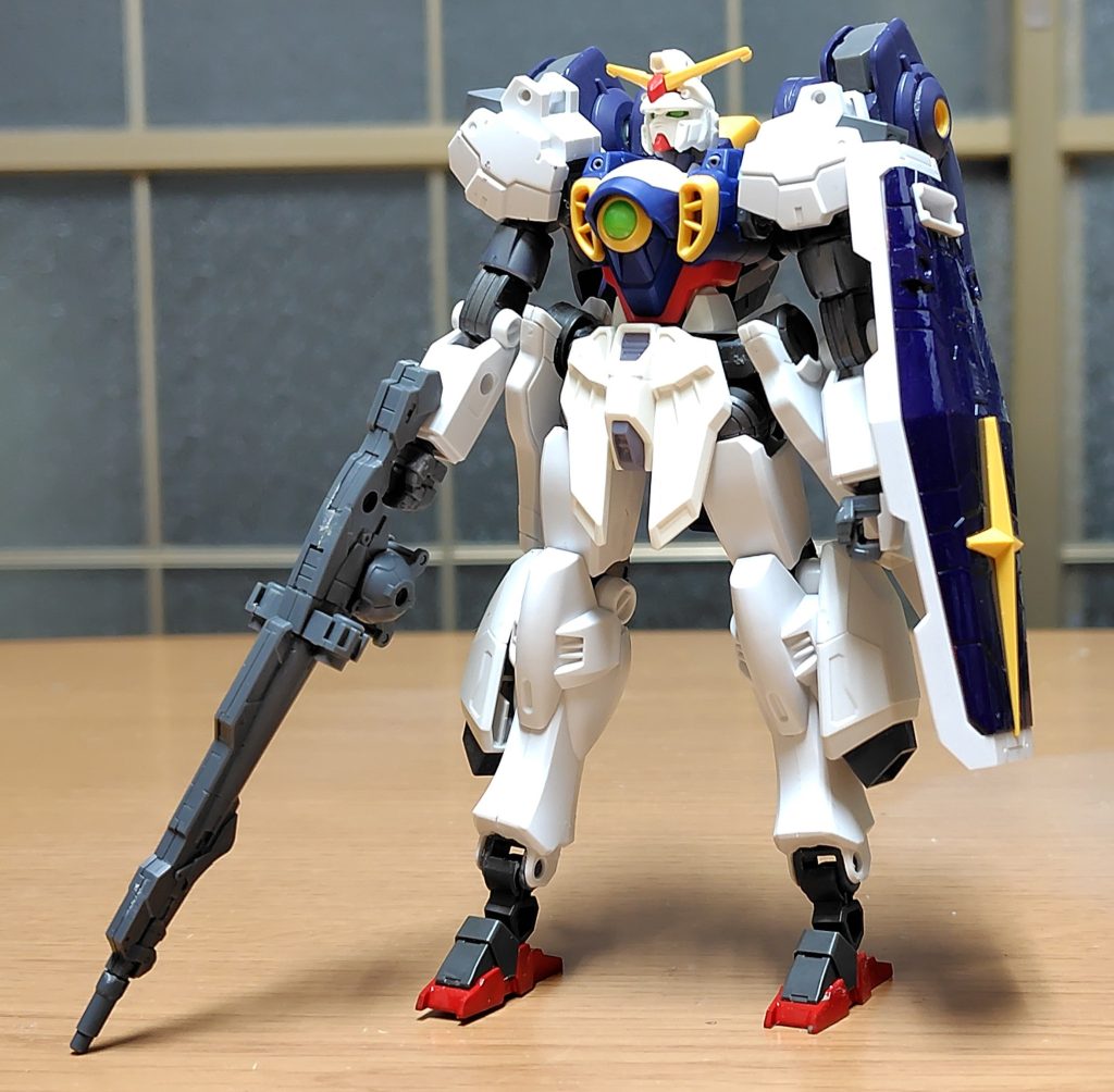 右手にポルタノヴァの機関部にアームユニットのライフル銃身の火器・左手に連邦軍の盾・背部ミラソウル社製フライトユニット・腰部側面はバルバトスルプスの腰部スラスター等30MM特有の拡張性の高さと自由度をEGにもたらした。