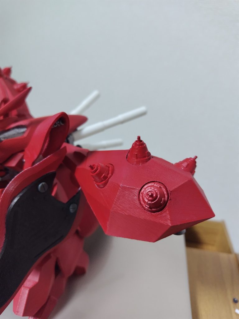今回も色々とアレンジしてあります肩のバインダーはカックカクにジオン系のMSは曲面が多いのでこうすると引き締まるんすよ(個人の意見です)ただこの重量を支えられるジョイントが用意できなかったので可動はしません原作でもバインダーは動かなかったしまあええやろ!