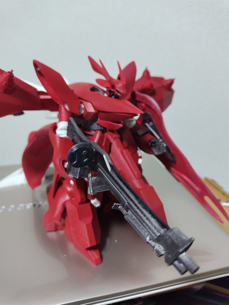 肩アーマーは「これ関節守れなくね?」と思ったので少し形状を変更していますライフルも右側にレドームを追加装備していますカッコイイから何が正しいかより何が好きかでデザインしてます