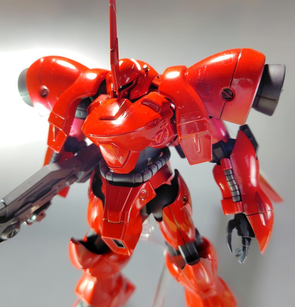 何故か?やはり?と言うか趣味ですね ツノ付けたくなるんです。色々付け直して結構デッカイのに落着きました。元のアンテナ出てたところには何かセンサーっポイのを出っ張らせています。モノアイはちっちゃいマルイチ部品を付けましたが隠れてほぼ見えませんね。