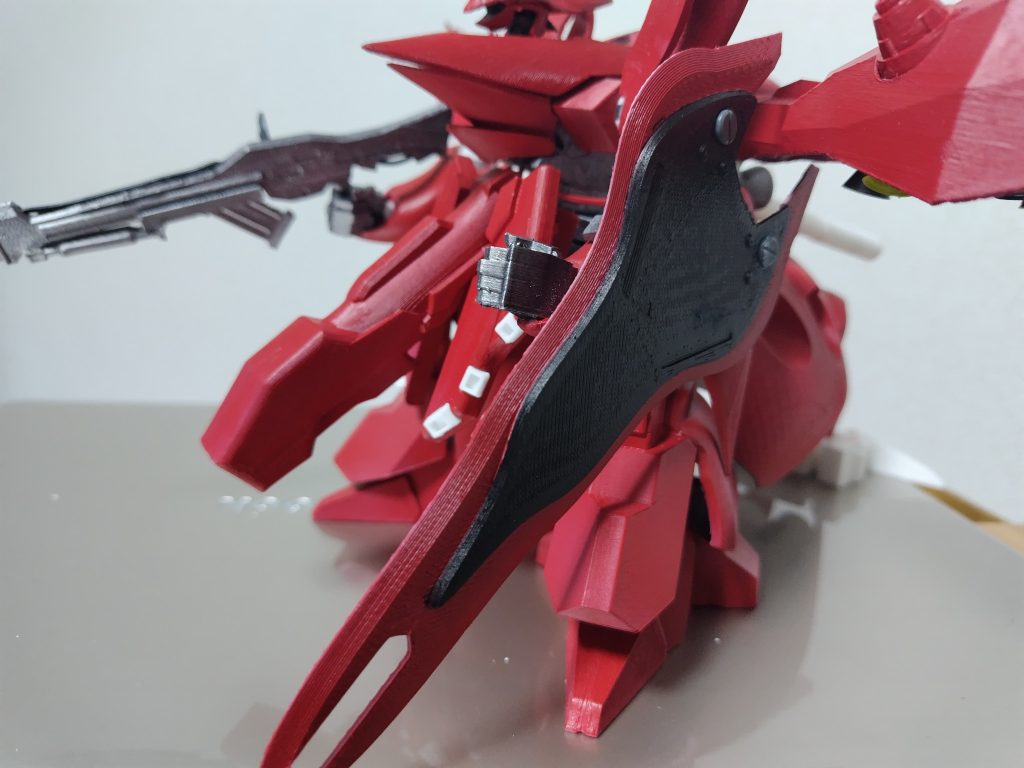 ジョイントの強度の問題で重たい物を持たせられないのでシールドはペラッペラになっております多分スプレーガンでも貫けそう・・・もちろん内部のミサイルとビームトマホークもありませんというかナイチンゲールっていつからトマホーク装備していたんだ?