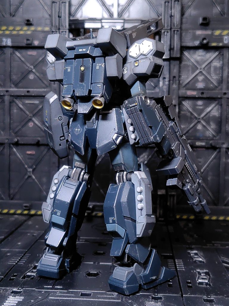 各バーニア、ケーブル部分はシルバーとゴールドでマーカー塗装。