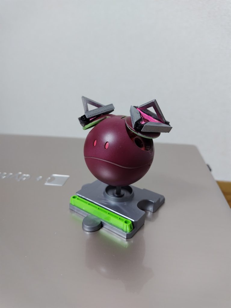 本体色は髪色をイメージして塗装しましたビルドファイターズのセイみたいに火器管制やデータ収集等でメインのファイターのサポートする一応バトルにも参戦できるが戦闘能力はほぼ皆無バトル開始時にファイターかサポートのどちらか選んで参加できるという設定です間違ってサポートじゃなくてファイターにエントリーすると相方共々悲惨なことになるやろなぁ(フラグ)さあホロライブ関連のガンプラを作ったらやることは一つですね!みこちにヒドイ目に遭ってもらいましょう!