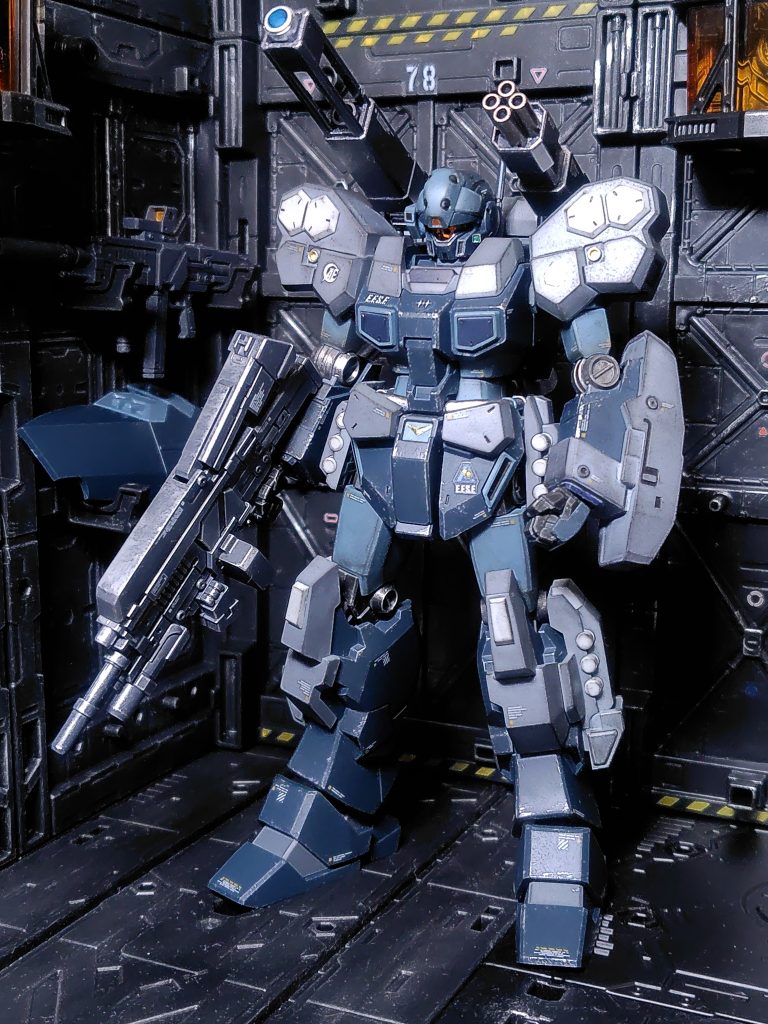 増加装甲部分→MSグレージオン系、ライフル→ファントムグレー、関節部分→黒鉄色。紺色部分はシルバーでドライブラシ、他はウェザリングマスターのススをエッジに擦り付け。全体的に重厚感を出せたと思います。
