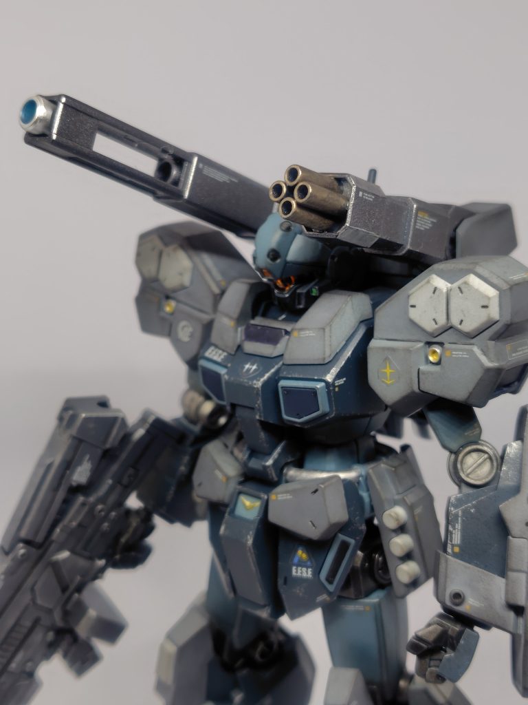 両肩のキャノンの砲身はガンメタル、ビームキャノン先端はシャインシルバーとメタブルー。4連マルチランチャー先端は焼鉄色。