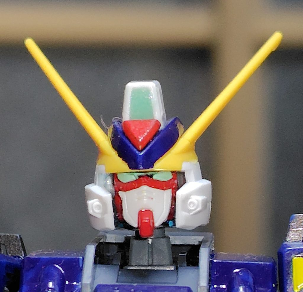 ウィンダムのヘルメットだがフェイスはEGストライクのガンダムフェイスを流用。フェイス接続部を色々削って装着したが今度は隙間が有り、レジンで埋めて処理。