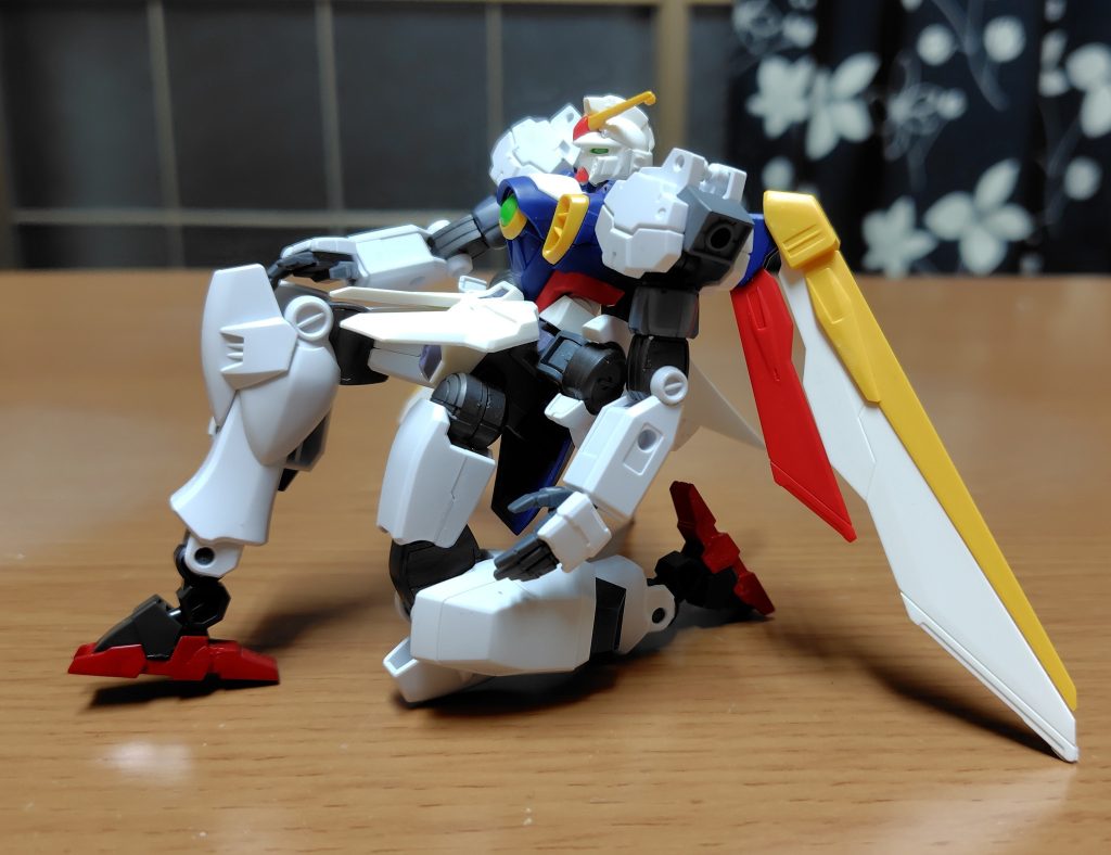 少々苦しいが膝立ちした姿。股関節をスピナティオの関節パーツに替えてでの可動域改良であり、足もスピナティオの物に換装可能な代物になってる。