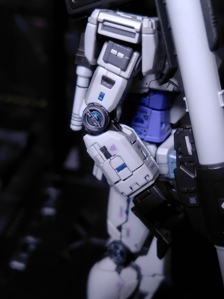 関節内部のシルバーのデカールもメタブルーで上塗り。カバーは本来は装甲と同じライトグレーですが、違いを際立たせたかったのでガンメタルにしました。なんとなくマグネット感がある気がする(gundam-kao2)