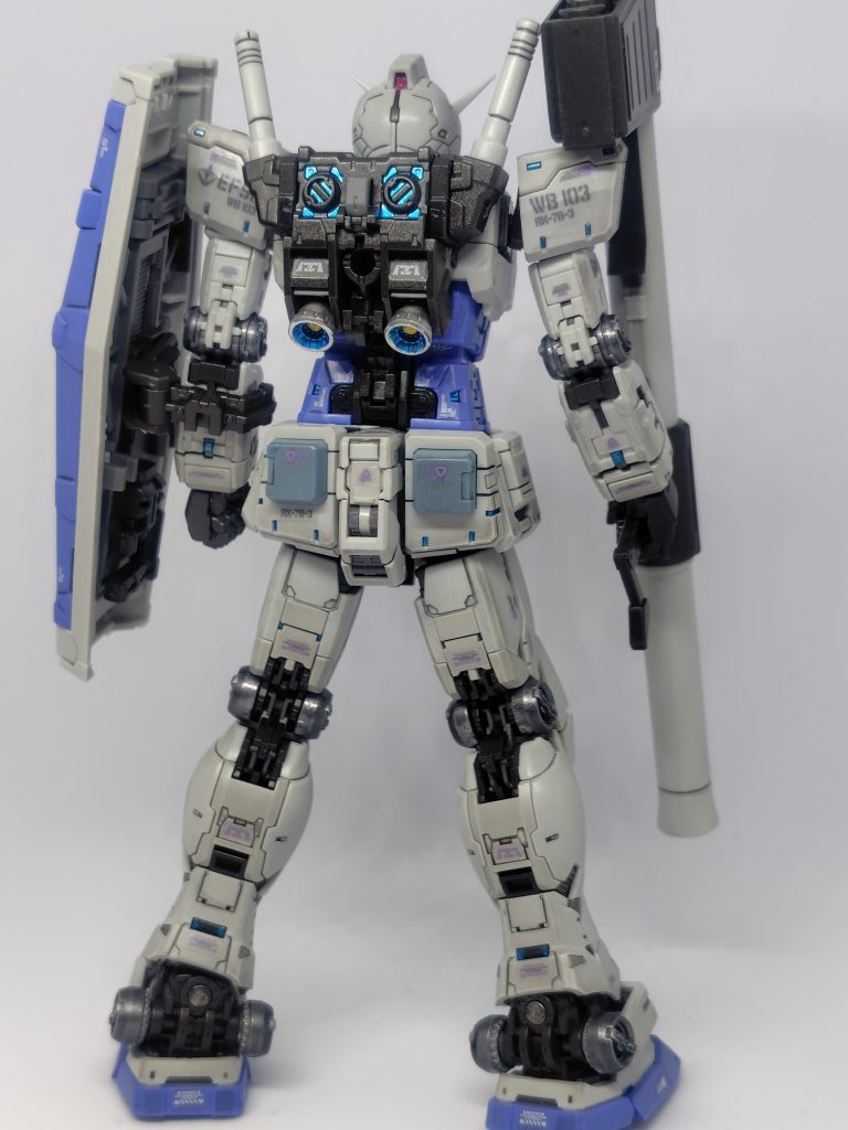 ウェザリングは軽めに、エッジ部分を鉛筆でこすって指で拭きました(gundam-kao5)それだけでも結構彩度が落ちていい感じになりました。スラスターはガンマカのシャインシルバー、メタブルー、ゴールド。