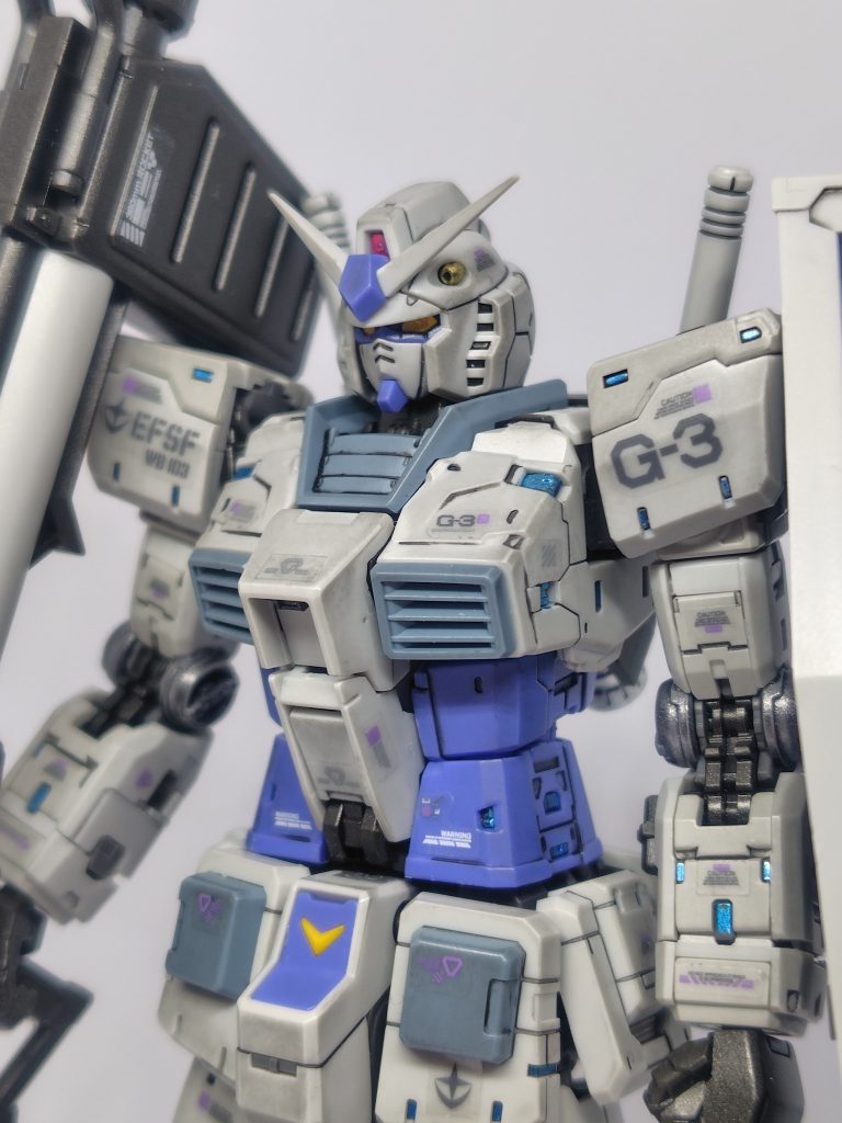 頭部バルカン部分がノーマル版からサイレント修正されてるそうで、確かに比べると少し変わってました。言われなければ分からない程度ですが(gundam-kao5)RG用のデカールは余白も少なく薄い素材で良くできてますね。