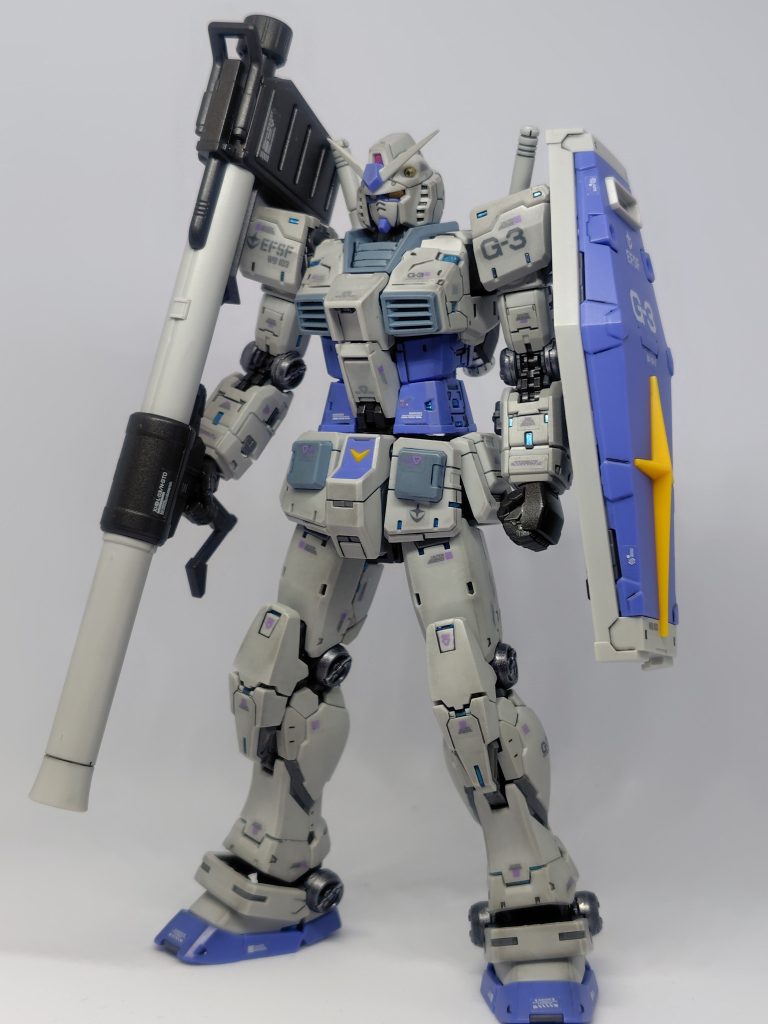 内部フレーム、関節、武器、ハンドパーツなどのダークグレーを黒鉄色でランナー塗装、マグネットコーティングの関節カバーはガンメタル。全身の装甲の隙間部分（？）にガンマカメタブルーでアクセントを施しました。頭部バルカンはゴールド。