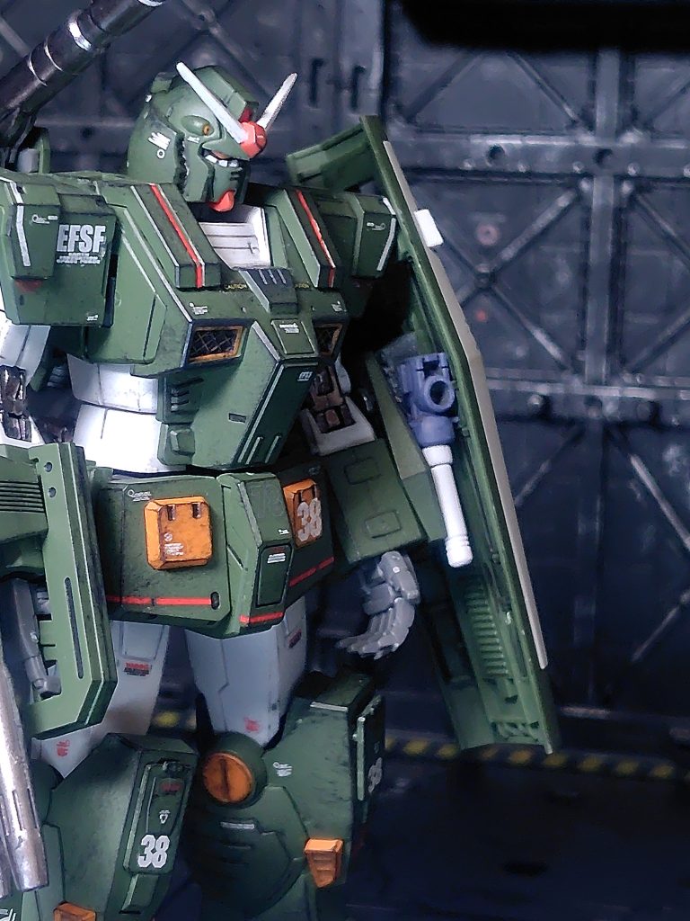 シールドの裏にサーベルラックを装備。