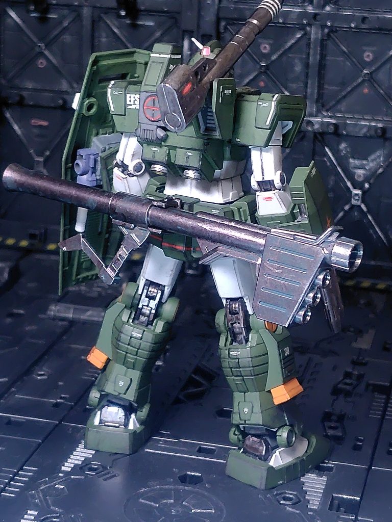 バズーカ自体は元々持たせていたのですが、せっかく元々リアアーマーにラック用(？)の穴が空いているのでバズーカラックを作成して装備させました。