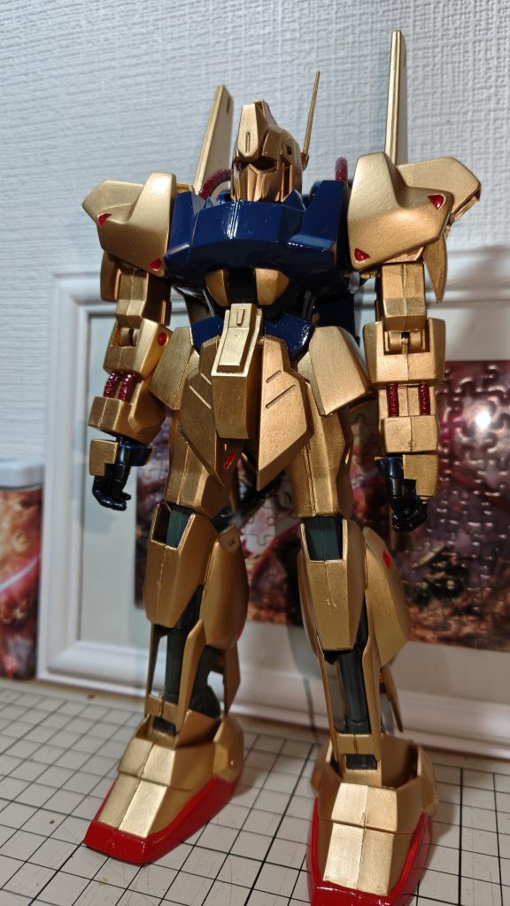 1/100と言う割にはやや大きい感じでシンプル。まずは劣化した塗装を一度洗剤で落として乾燥させてパーツ修繕、全体をクレオス·スーパーリッチゴールドで塗り直し。