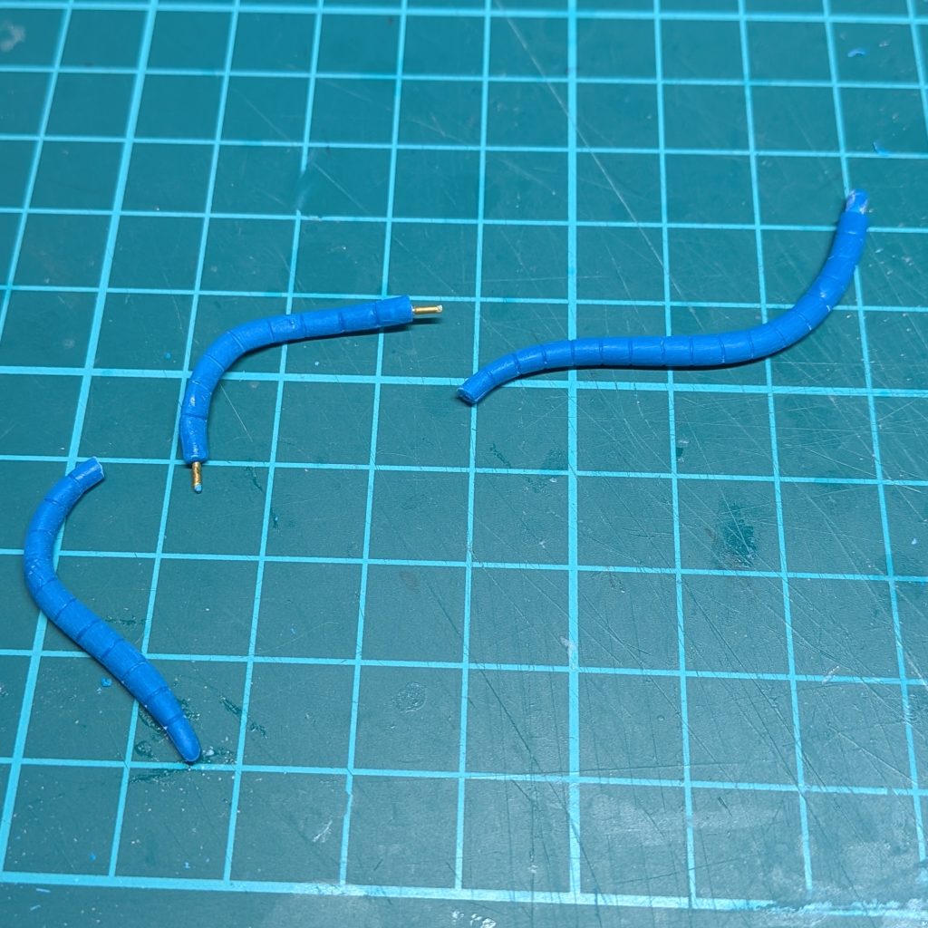 スプリングに置き換えた動力パイプはヒートロッドの延長に再利用しました。