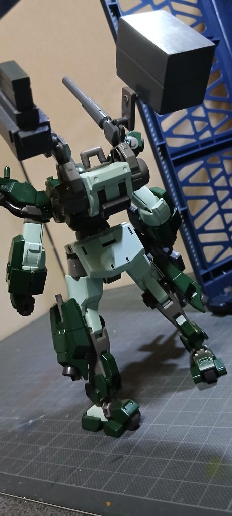 後ろはこんな感じで。陸戦仕様なので、バオリパックはオミットしました。代わりにプラ板&プラパイプで作った、キャノン&ミサイルランチャーを追加装備させてみました😼