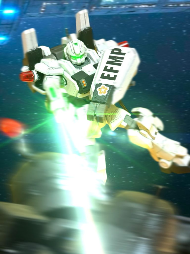 『当たったら、ごめん!』言いながら、アンナが、敵機にビームライフルを放った。 アンナを追撃しているシュトゥルム・ザックが散開して距離を取る。『ヘントくん、迷ってる暇、ないよ!』気持ちは分かる!と、付け加え、アンナは再び加速する。 そうだ。 相手は、こちらを殺す気だ。もともとそういう部隊なのだ。ヘントが反乱を起こすと判断すれば、それを制圧することも任務に入っている。制圧さえできれば、ヘントの命など、問いはしない——。『ヘント・ミューラー!!』甲高い声がスピーカーに飛び込む。 バギー・ブッシュだ。こいつは、手強い。 ミヤギの、アウトレンジからの援護射撃が来ない。ティターンズの機体がそちらに向かっているのかもしれない。(やはり、そう、都合よくはいかんか——!)考えていると、アンナの声がまた聞こえた。『よし……っ、ホント、ごめんねっ!』シュトゥルム・ザックが1機、盛大に火を吹くのが見えた。 ヘントも、覚悟を決めるしかないと思い始めている。〜〜〜〜〜〜〜〜〜〜〜〜〜〜〜