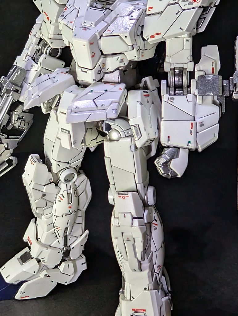 ただでさえ白が多い機体なのにさらに白い部分を追加してみましたw