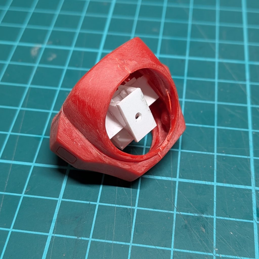 腰の接続部分はプラ板の箱組みで適当に作りました。