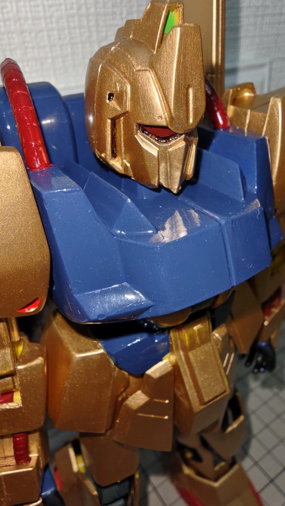 パイプパーツはクレオス·マルーン、モノアイ部は説明書イラストを参考にクレオス·レッド·ブラウン·ブラックを調合して塗装、外側をガンダムカラー·ブラックでアイラインを入れました。