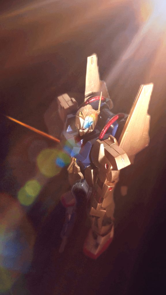 『闇の暁』背後から昇る太陽の光が暗闇の中に射射し始めて、照らし出された百式をイメージ。 ちなみにメイン画像は、星の輝く宇宙空間で遠くを静かに見つめるような百式をイメージしました。やっぱりゴールドは特別感があってカッコいいですね『ガンプラは自由だ!』さて、次回は何を製作しようかな♪ありがとうございました!