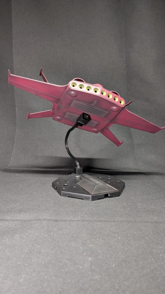 スタンド用のアタッチメントを作ってロールして飾れるようにしました。キットのパーツを有効活用しています。