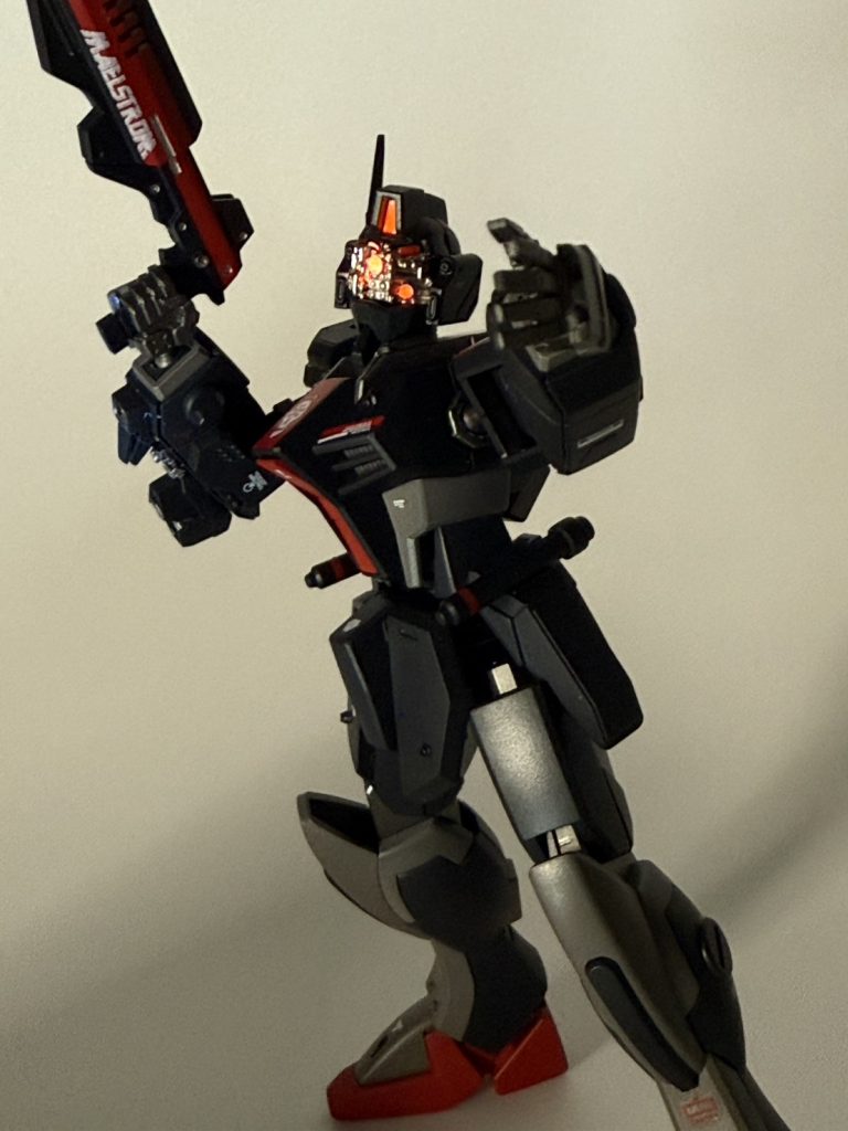 電磁加速拳銃「ケンシン CHAOS」。運試しだ!(フレーバーテキスト)境界戦機のオプションパーツをほぼ無改造(グリップだけちょっと削りました)で使っています。カラーリングと所属を示すロゴを付与してそれっぽくしました。