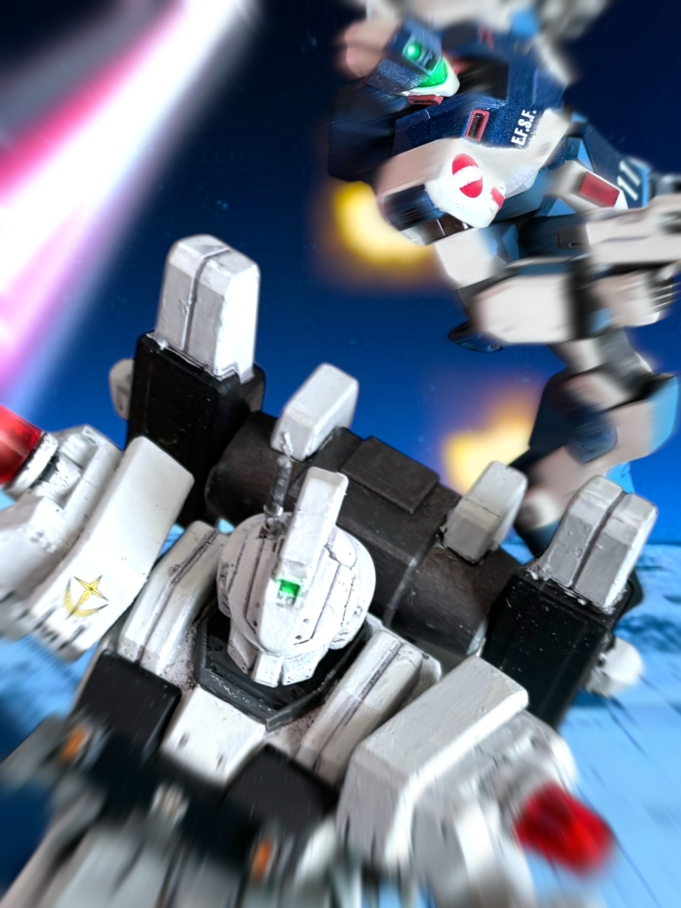 4機は模擬戦のスタート地点で、円を描くようにグルリと一度回ると、散開した。 ハイザック・カスタムは、狙撃用らしきロングライフルを装備している。散開と同時に、みるみる後方に下がっていく。「向こうも狙撃が十八番か……!」 呟いてから、ヘントは通信機に呼び掛ける。「ミヤギ中尉、下がれ!」言うなり、ビームが飛んできた。2人は即座に散開してかわすが、前線に残ったバーザムが、ミヤギのジムに殺到する。 ヘントのキャバルリーがバーザムに組み付き、ミヤギ機へ到達するのを阻止する。ミヤギは、ビームを掃射しながら後退するが、バーザムはヘントと組み合っているため、打ち抜けない。時折遠くから放たれるビームをかわすことにも意識を割かれ、敵機だけを撃てるほど集中できそうにない。