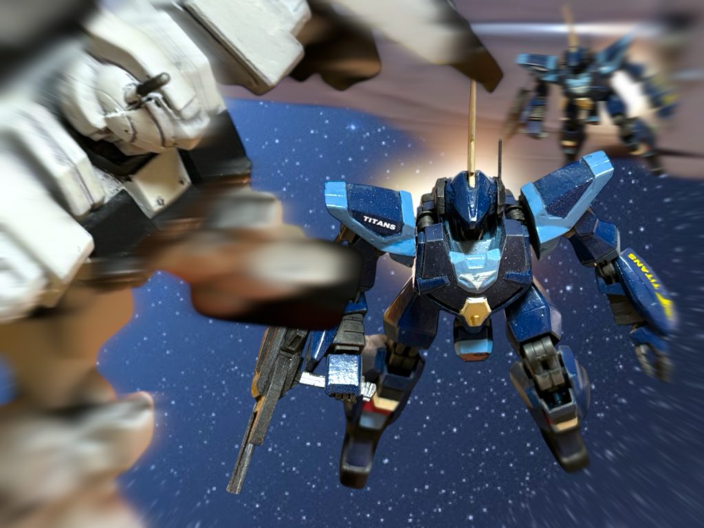 バーザムがすぐに気づき、 艦の下に潜り込んでくる。3機だ。他にも、機体がいないか警戒しながら、艦に張り付き、構造物を盾にするようにして飛ぶ。 エンジンにダメージを与えて、脚を止めたい。しかし、エンジン側に通さないように、敵もうまく展開して威嚇してくる。(せめてもう1機いれば——!) その考えは甘い。それは分かっている。戦いは、持っている駒で進めねばならないのだ。 とりあえず、手近に見える砲塔にライフルを叩き込むが、同時に、バーザムが2機こちらに突撃してきた。「そりゃ、そうなるよな!!」艦体スレスレを飛んでかわしたいが、あまり動き回ると、艦の対空砲にまで捕まる。自然、艦から機体が離れた。(これでは——囲まれる!)即座に戦略を変える。 カイルは機体をバレルロールさせながら、鋭角な軌道を描きながら離脱していく。(すみません、ミヤギ中尉!)期待に添えなかった。マゼランの艦体に多少のダメージは与えたが、脚は止められなかった。追ってくるMSから逃げ回るので精一杯だ。