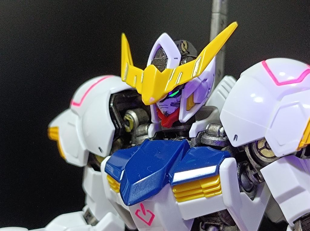 ツインアイはブラックライトでビコーンしてます✌