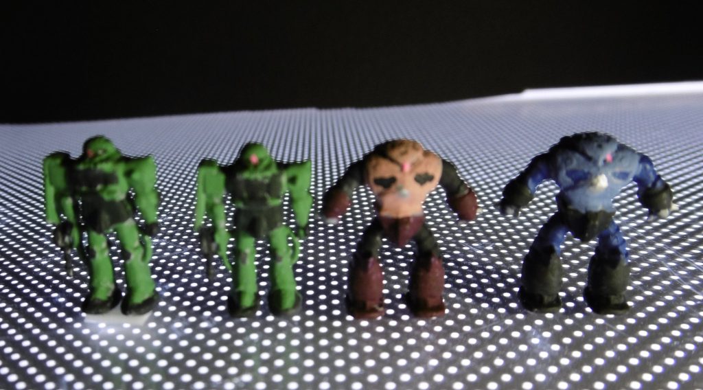 1/1200 ザクとズゴック、ドップの塗装、自分は老眼等でないので出来ましたが全部で6こはちょっと面倒でした。