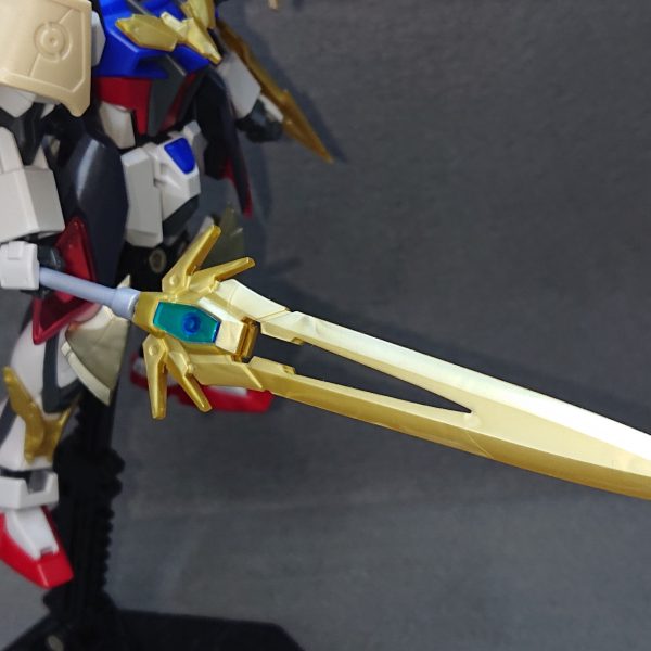 83番目のストライクの仮組ができました!今回の機体は、スピードタイプの騎士をモチーフとした近接戦型のストライクになります💡“騎士型ストライクシリーズ”の3機目になりますねw▼メイン武装は30MFのパーツを組み合わせて作ったオリジナル武装の“ランサーソード”になります💡“ショートランス”と“大剣”を組み合わせたデザインになっており、ショートランスの利点である“取り回しの良さ”と“スピーディーな連続攻撃”を得意としています✨刀身が大剣サイズになっているので“遠視力を利用した重たい一撃”を打ち込むことも可能です!サブ武装として左腕にアーマー兼ショートソードのような武装を取り付けているので、ランサーソードの間合いの内側に入り込まれても防御、攻撃共に対応できるようになっていますw▼1番の改造ポイントは、サイドスカートです💡前作のカヴァリエーレストライクを作っている時に気が付いたのですが、自分はこれまで腰回りのデザインにはあまり手を付けていなかったので本機は積極的に手を入れるように意識しましたw使用しているパーツは“MSGメカサプライ27エクスアーマーE”というもので、滑らかな曲面と少し丈の長いデザインが今回の機体コンセプトに合っている気がしたので採用してみました!接続方法が3㎜穴だったので、ストライク側のボールジョイントを削り込み穴のサイズに合うようにしていますかなりの力技ですねw▼拘りポイントは、肩回りに配置したアーマー兼マントの部分ですね💡名称はまだ思い付いていませんwこれまでの騎士型ストライクに習って本機にもマントを取り付けるべく試行錯誤を繰り返した結果、このデザインに落ち着きました!制作当初は肩に直接取り付けることを考えていたのですがパーツの形状的に難しく断念することになりました💦ですが、どうしてもこのパーツが欲しかったのでダブルオーガンダムを参考にし、バックパックからアーム接続で取り付けることにしましたwこのパーツは高機動戦闘時に展開することも考えています✨▼スピードタイプらしく軽やかなカラーリングになるように塗装を頑張りたいと思います✨では、完成投稿でまたお会いしましょうw(3枚目)