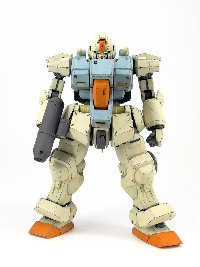 塗装は基本的にはファーストガンダムを意識しつつ好みで目元の隈取は無し、脇腹の赤は無くしてコクピットに赤を配置しました。エイジドホワイト、フランカーブルー、オレンジファイヤー、バフで塗り分け。フレーム色のメカサフヘヴィまでエアブラシで塗装し、ドライブラシ、オイルブラッシャーで汚しを軽く入れた後一度クリアでコート。その後メイン色をファレホで筆塗り、この際化粧用のぼかし筆とスポンジ筆を使用して叩くように塗って劣化した表面をイメージしたムラを作っています。塗料の剥がれをファレホエアブラシシンナーを沁み込ませた筆や楊枝で擦り落として実際に剥がすことで表現。アニメ塗りを意識して少し線画っぽく剥がしています。各部ディテールをミスターホビーマーカーの焼鉄色とゴールドで塗り分け。さらに油彩やウェザリングカラー、パステル等で汚れを描き込んでいきました。