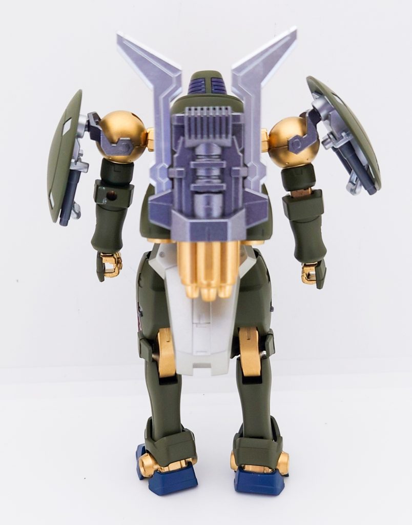 背面には唯一の武器をマウントしてあり、必要に応じて腕に装着可能です。